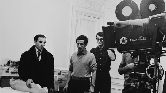 Aznavour en tournage avec François Truffaut dans le film « Tirez sur le Pianiste » ©Getty - Serge DE SAZO