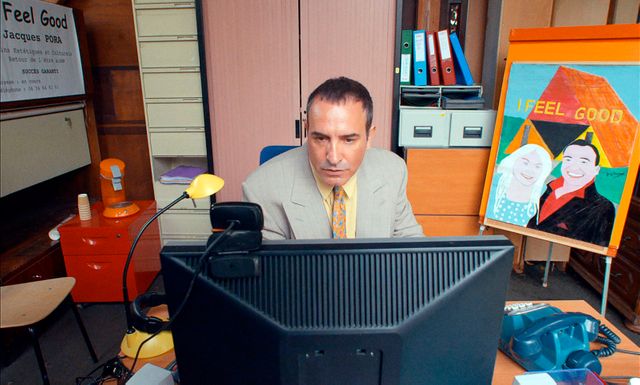 Jean Dujardin, dans le rôle de Jacques Pora, un personnage loufoque qui rêve de devenir riche avec par exemple l'idée de créer une chirurgie esthétique low cost pour rendre les petites gens beaux.