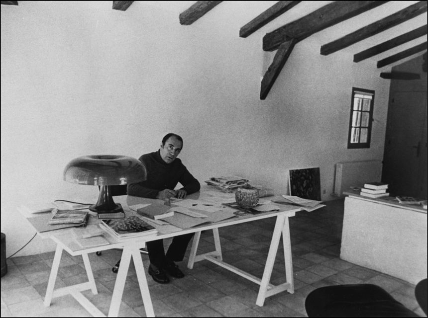 François Mitterrand à son bureau de Chateau-Chinon, en1974.