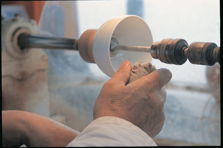 Comme tous les porcelainiers, Raynaud est le gardien d'un savoir-faire qui appartient à notre patrimoine
