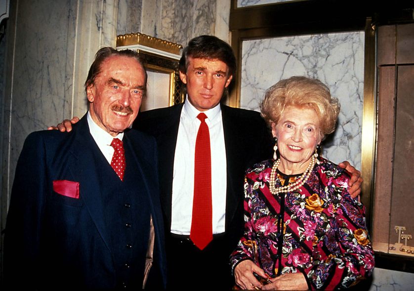 Donald Trump entouré par ses parents Fred et Mary, en 1992