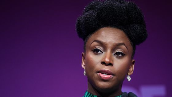 Chimamanda Ngozi Adichie, écrivaine, pendant son discours lors du Sommet sur le paludisme, le 18 avril 2018 à Londres ©Getty - Jack Taylor