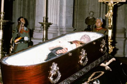 Francisco Franco dans son cercueil, dans le 'Palacio de Oriente' le 22 Novembre 1975 à Madrid Francisco Franco dans son cercueil, dans le 'Palacio de Oriente' le 22 Novembre 1975 à Madrid