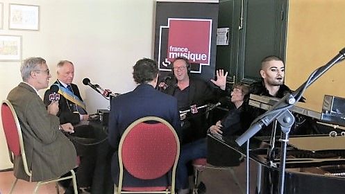 France Musique en direct Musée de Montmartre... Avec Kléber Rossillon, Jean-Claude Gouvernon, Eric Lejoindre, Benoît Duteurtre, Rosalie Dubois & au piano Charly (g. à d.) ©Radio France - Annick Haumier