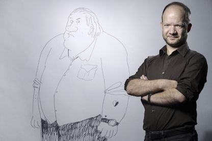 Auteur et dessinateur de bande dessinée, Mathieu Sapin pose à côté de l'un de ses dessins de Gérard Depardieu (Paris, 12 janvier 2017) Auteur et dessinateur de bande dessinée, Mathieu Sapin pose à côté de l'un de ses dessins de Gérard Depardieu (Paris, 12 janvier 2017)