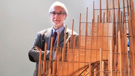 Renzo Piano pose à côté de la maquette du Centre culturel Tjibaou de Nouméa, le 10 novembre 2015. ©AFP - Dominique Faget