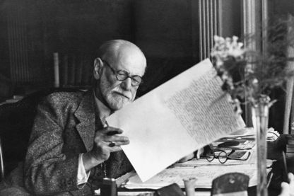 Sigmund Freud, neurologue autrichien, fondateur de la psychanalyse, dans son bureau de Vienne, lisant un manuscrit. Sigmund Freud, neurologue autrichien, fondateur de la psychanalyse, dans son bureau de Vienne, lisant un manuscrit.
