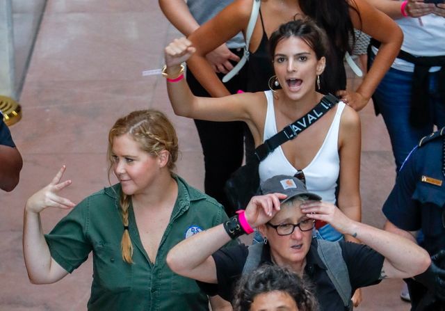 La comédienne et humoriste Amy Schumer (g) à une manifestation contre la nomination de Brett Kavanaugh vendredi