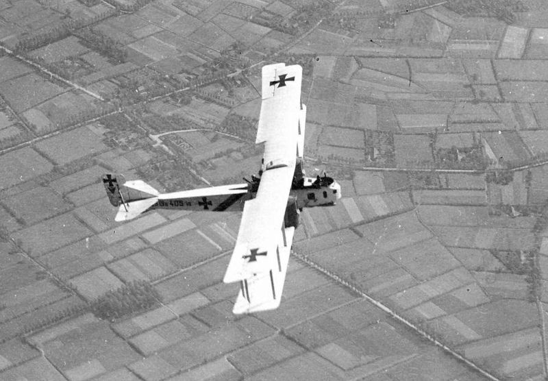 Un Gotha GIV 405/16 allemand survolant la Belgique en juin 1917