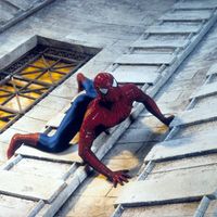 Spiderman escaladant un immeuble, extrait du film "Spiderman" de Sam Raimi (2002)