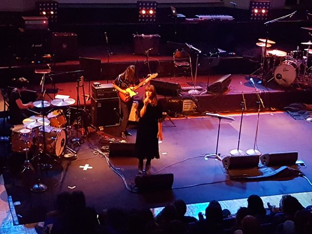 Cat Power, le retour de la frange, le sourire aux lèvres