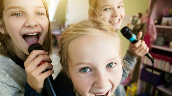 Three girls singing with microphone ©Getty - Westend61