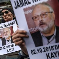 Cette photo d'archives prise le 9 octobre 2018 montre des manifestants tenant des portraits du journaliste et journaliste critique de Riyadh Jamal Khashoggi. Ce dernier était devenu un critique virulent du gouvernement saoudien.