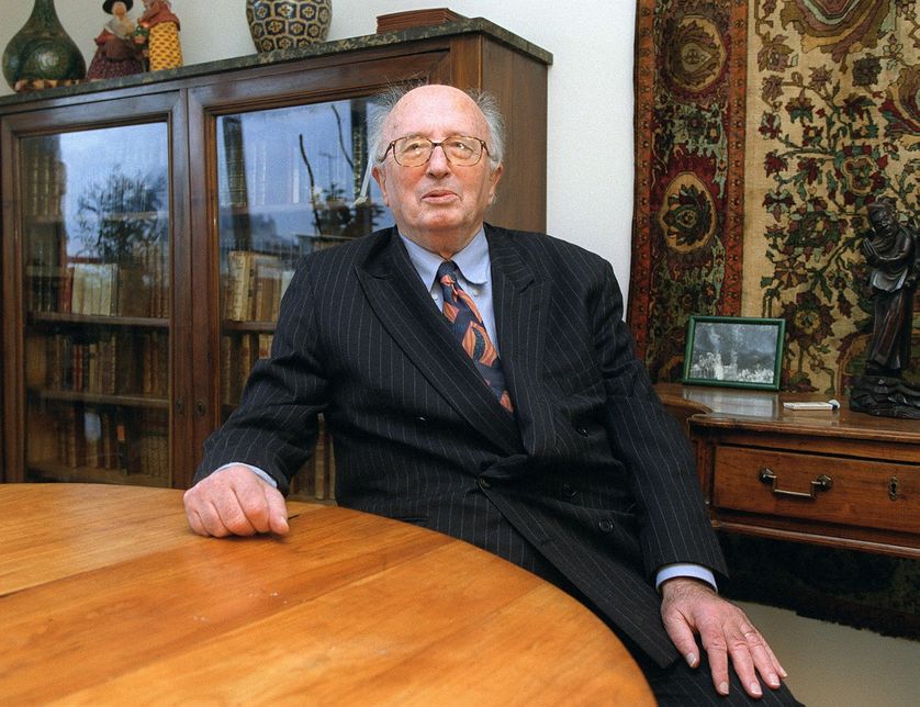 L'Historien Pierre Vidal-Naquet, directeur d'études à l'Ecole des hautes études en sciences sociales et auteur du livre "La Torture dans la République", le 06 décembre 2000 à son domicile à Paris.