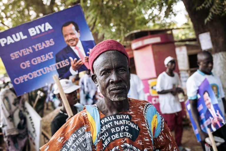 Un défenseur du président Paul Biya après la manifestation du président camerounais le 29 septembre à Maroua, au Nord du Cameroun. Huit candidats se présentent aux élections contre le président âgé de 85 ans qui dirige le pays depuis 35 ans.