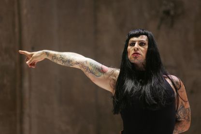 Jean-Luc Verna interprète une scène de "I Apologize", à Avignon, dans le cadre du 59ème festival de théâtre (2005) Jean-Luc Verna interprète une scène de "I Apologize", à Avignon, dans le cadre du 59ème festival de théâtre (2005)