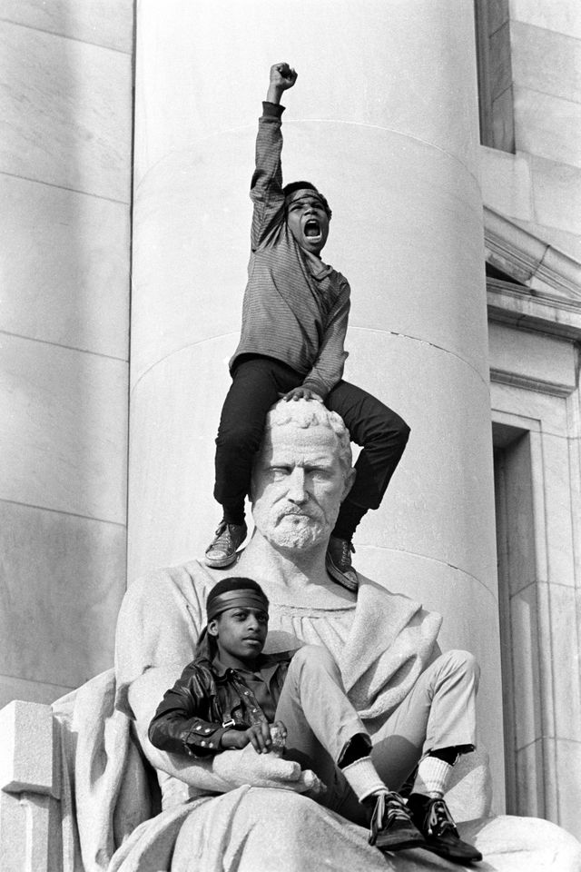 Devant le tribunal - rassemblement en faveur de Booby Seale et Ericka Huggins - New Haven, Connecticut, 1er mai 1970