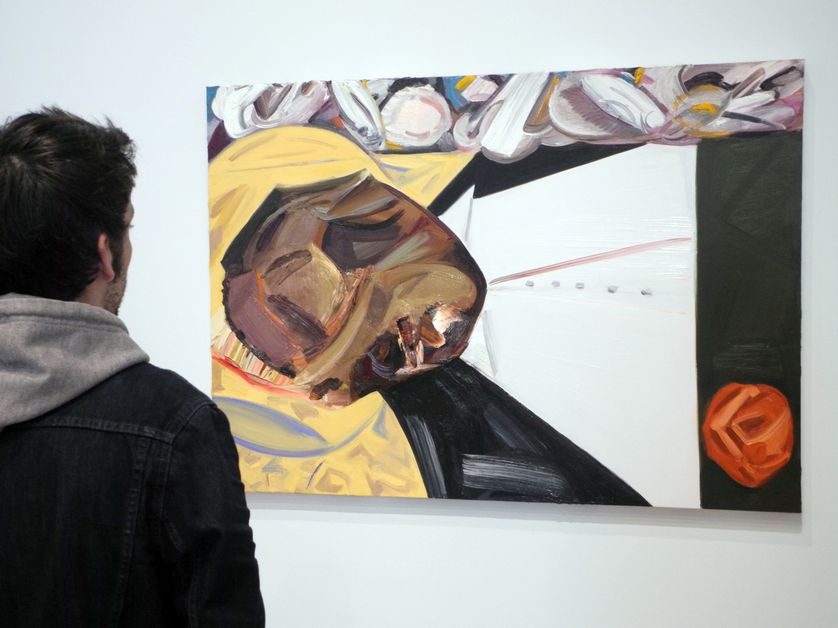 Un visiteur devant la peinture 'Open Casket', qui avait été dénoncée comme une forme d'exploitation de la souffrance des Noirs par son auteure, la peintre Dana Schutz