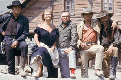 Henri Fonda, Claudia Cardinale, Sergio Leone, Charles Bronson et Jason Robards sur le tournage de "Il était une fois dans l'Ouest" Henri Fonda, Claudia Cardinale, Sergio Leone, Charles Bronson et Jason Robards sur le tournage de "Il était une fois dans l'Ouest"