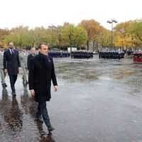 Emmanuel Macron arrive pour assister à une cérémonie à l'Arc de Triomphe à Paris le 11 novembre 2018 dans le cadre des commémorations du centième anniversaire de l'armistice du 11 novembre 1918