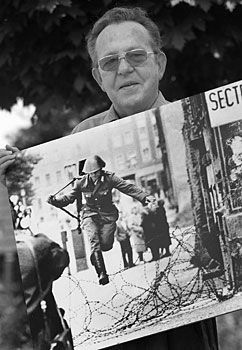 Le photographe allemand Peter Leibing et sa célèbre image du soldat Est-allemand Conrad Schumann sautant sur le Mur de Berlin.