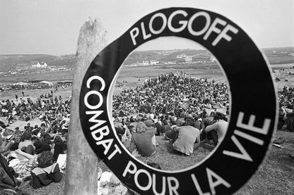 Des personnes opposées au projet Nucléaire à Plogoff Des personnes opposées au projet Nucléaire à Plogoff