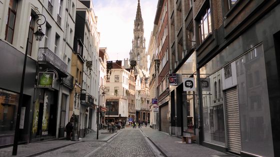 Rue dans le centre de Bruxelles avec vue sur l'Hôtel de Ville en novembre 2017. ©Radio France - Stéphane Milhomme