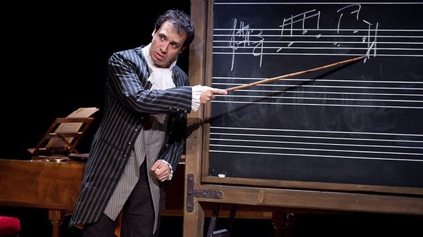 Alexandre Astier, compositeur, comédien, réalisateur et scénariste.