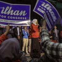 Ilhan Omar, une des premières femmes musulmanes élue à la Chambre des représentants des États-Unis lors des élections de mi-mandat des États-Unis du 6 novembre 2018.