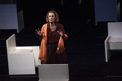Francine Bergé, interprétant Liliane Bettencourt, au TNP de Villeurbanne, le 17 novembre 2015. Francine Bergé, interprétant Liliane Bettencourt, au TNP de Villeurbanne, le 17 novembre 2015.