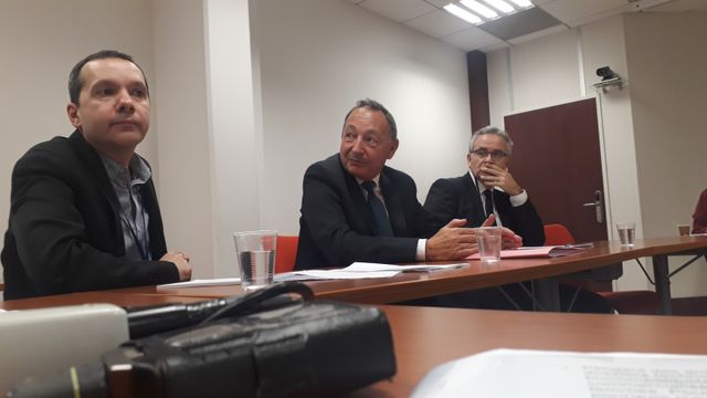 Le directeur adjoint de l’ANSM, Jean-Claude Ghislain (au centre), annonce que des auditions publiques sur la question des implants mammaires texturés auront lieu dans les prochains mois