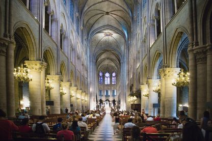 Messe dans la cathédrale Notre-Dame de l'Île de la Cité, Paris Messe dans la cathédrale Notre-Dame de l'Île de la Cité, Paris