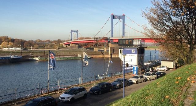 Dans le port de Duisbourg, il n'est même plus possible de charger certaines barges tant le niveau de l'eau est bas