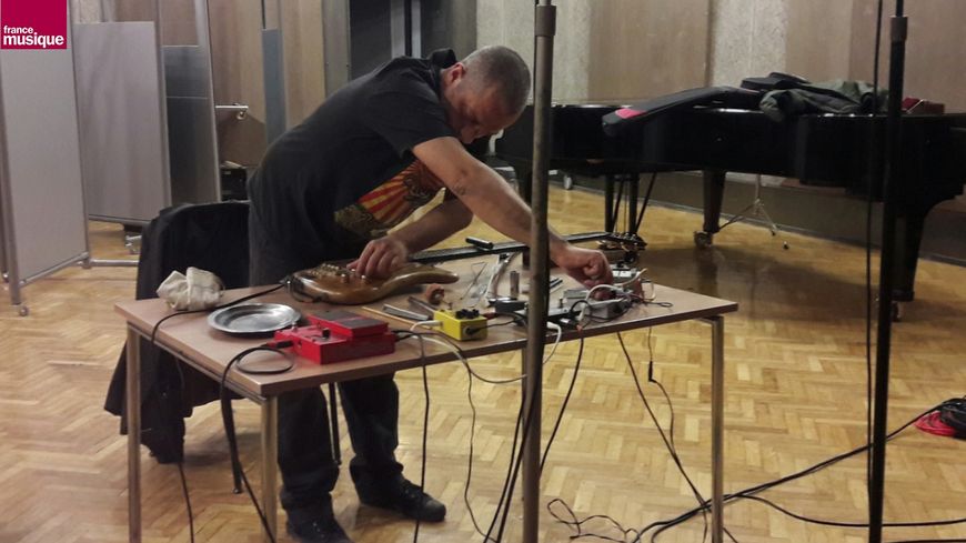 Frédérick Galiay enregistrant au studio 107