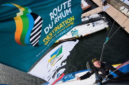 Le skipper français Arnaud Boissières alias "Cali" monte le mât de son monocoque dans le village de Saint-Malo, dans l'ouest de la France, le 30 octobre 2018, avant le début de la Route du Rhum. Le skipper français Arnaud Boissières alias "Cali" monte le mât de son monocoque dans le village de Saint-Malo, dans l'ouest de la France, le 30 octobre 2018, avant le début de la Route du Rhum.