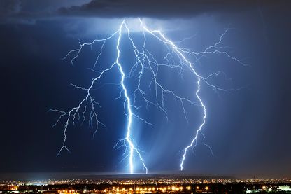 En étudiant les éclairs, les scientifiques espèrent mieux comprendre la virulence des orages et comment ils se propagent. En étudiant les éclairs, les scientifiques espèrent mieux comprendre la virulence des orages et comment ils se propagent.