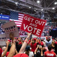 Les supporters applaudissent lorsque le président américain Donald Trump prend la parole lors d'un rassemblement de campagne à Estero, en Floride, le 31 octobre 2018.