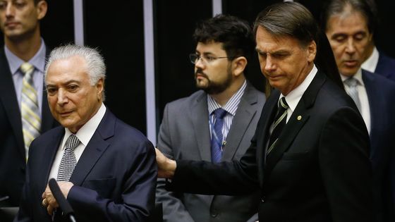 Michel Temer, président actuel, et Jair Bolsonaro, président élu, se sont retrouvés mardi à Brasilia pour célébrer l'anniversaire des 30 ans de la constitution brésilienne ©AFP - DIDA SAMPAIO / AGÊNCIA ESTADO