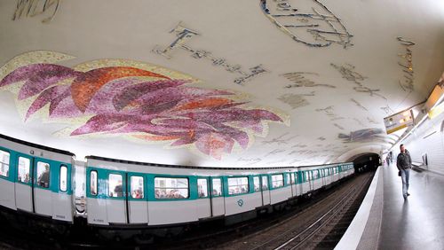 Jean Bazaine : "Le métro Cluny - La Sorbonne est une cathédrale souterraine, j'ai imaginé d'immenses graffitis des signatures des grands noms qui l'ont fréquenté, Victor Hugo, des rois..."