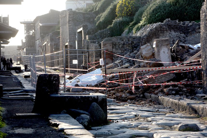 Effondrement de la Maison des gladiateurs à Pompéi, en 2010