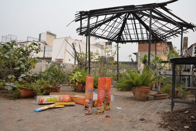 Sur les terrasses des immeubles, les restes des pétards utilisés par les particuliers pendant la nuit