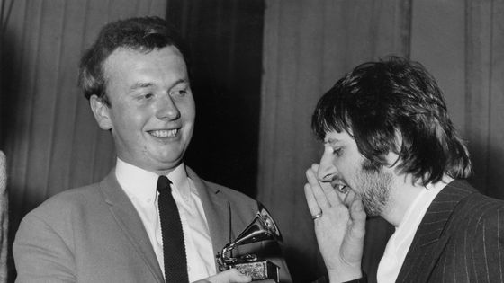 Ringo Starr (droite) félicite Geoff Emerick (gauche) pour son Grammy Award aux studios EMI à Londres, le 7 mars 1968 ©Getty - Monti Spry / Presse centrale / Archives Hulton