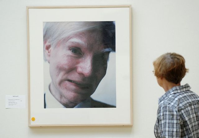 Un autoportrait grimaçant de Warhol réalisé au Polaroïd