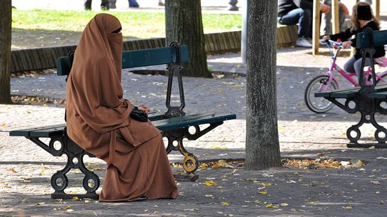 Une femme portant le niqab à Lille en septembre 2012 ©Maxppp - Pierre LE MASSON /PHOTOPQR/VOIX DU NORD