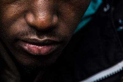Peut-on raisonnablement être blanc et directeur d'un théâtre dédié à la culture noire , et toucher une subvention dédiée à des artistes de couleur ? Peut-on raisonnablement être blanc et directeur d'un théâtre dédié à la culture noire , et toucher une subvention dédiée à des artistes de couleur ?