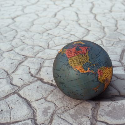 Le globe terrestre sur le point de craquer du fait du réchauffement climatique.