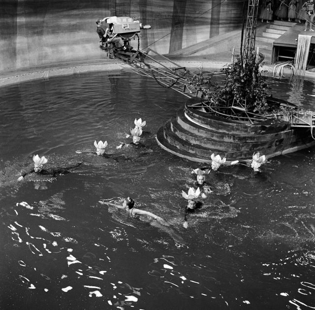 La nageuse et actrice américaine Esther Williams (1921-2013), en plein spectacle aquatique.