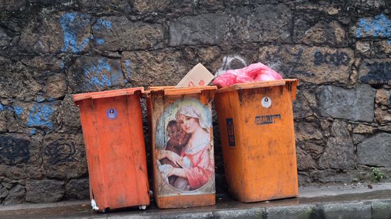 Poubelles graf dans la favela Babylonia ©Radio France - Nathanael Charbonnier