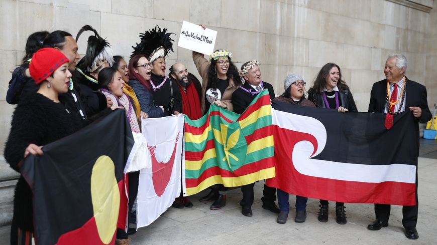 Manifestants le 20 novembre 2018 au British Museum pour réclamer la restitution de Hoa Hakananai'a, un moaï de 2,42 mètres ramené à Portsmouth le 25 août 1869