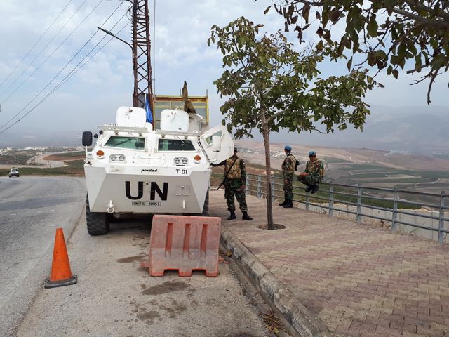 Des casques bleus de la FINUL font une pause lors de leur patrouille. La FINUL en organise 1400 par mois, de jour comme de nuit, pour surveiller la cessation des hostilités entre Israël et le Liban et d’éventuelles violations de la Ligne Bleue.